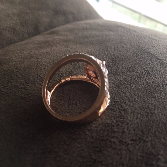 Elegant White Zirconia Fashion Ring - Picture 4 of 4